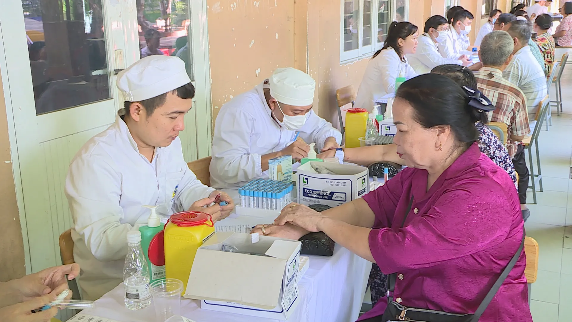 Người dân hưởng ứng đến khám sức khỏe tại địa phương