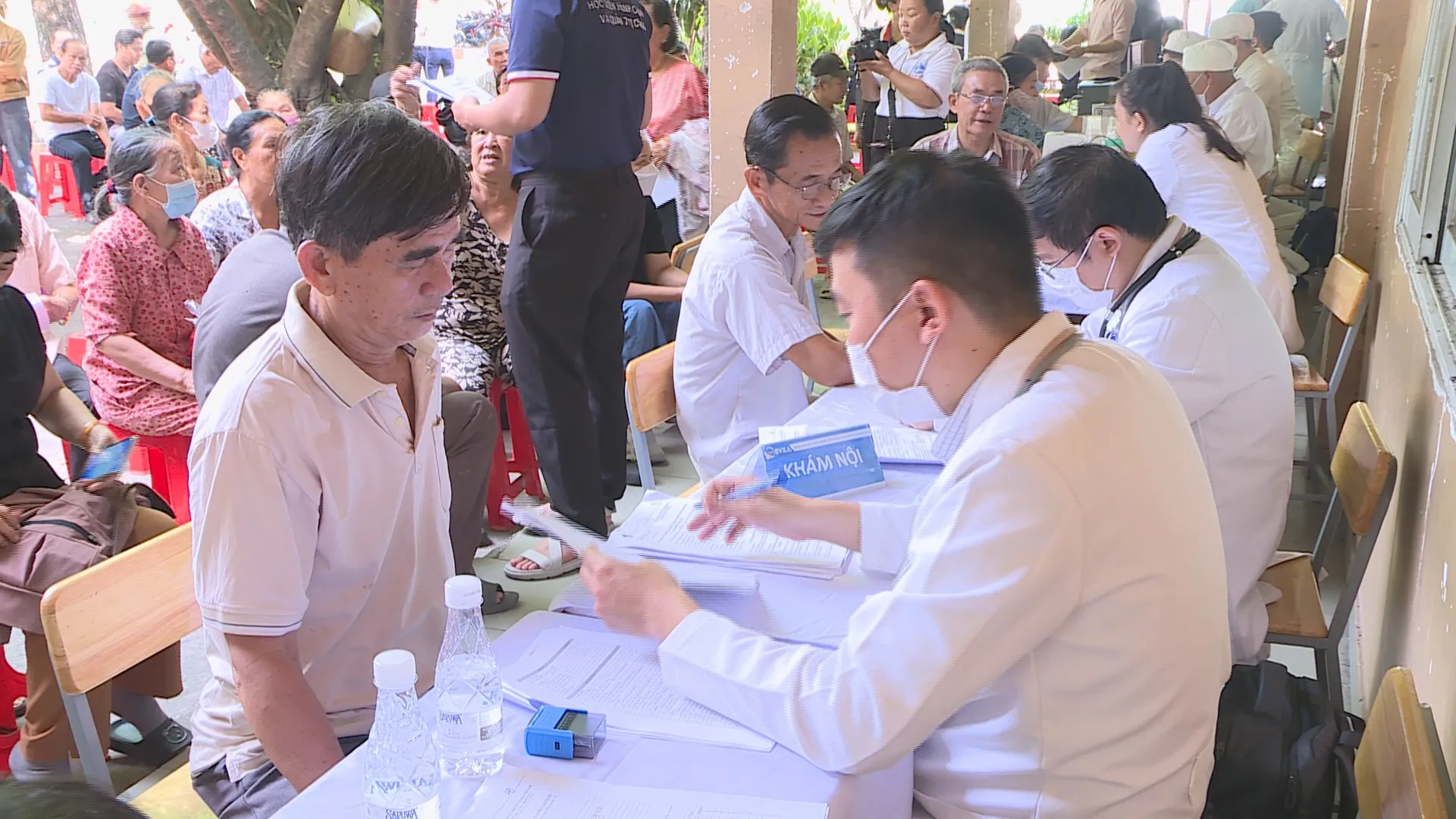 Người dân hưởng ứng đến khám sức khỏe tại địa phương