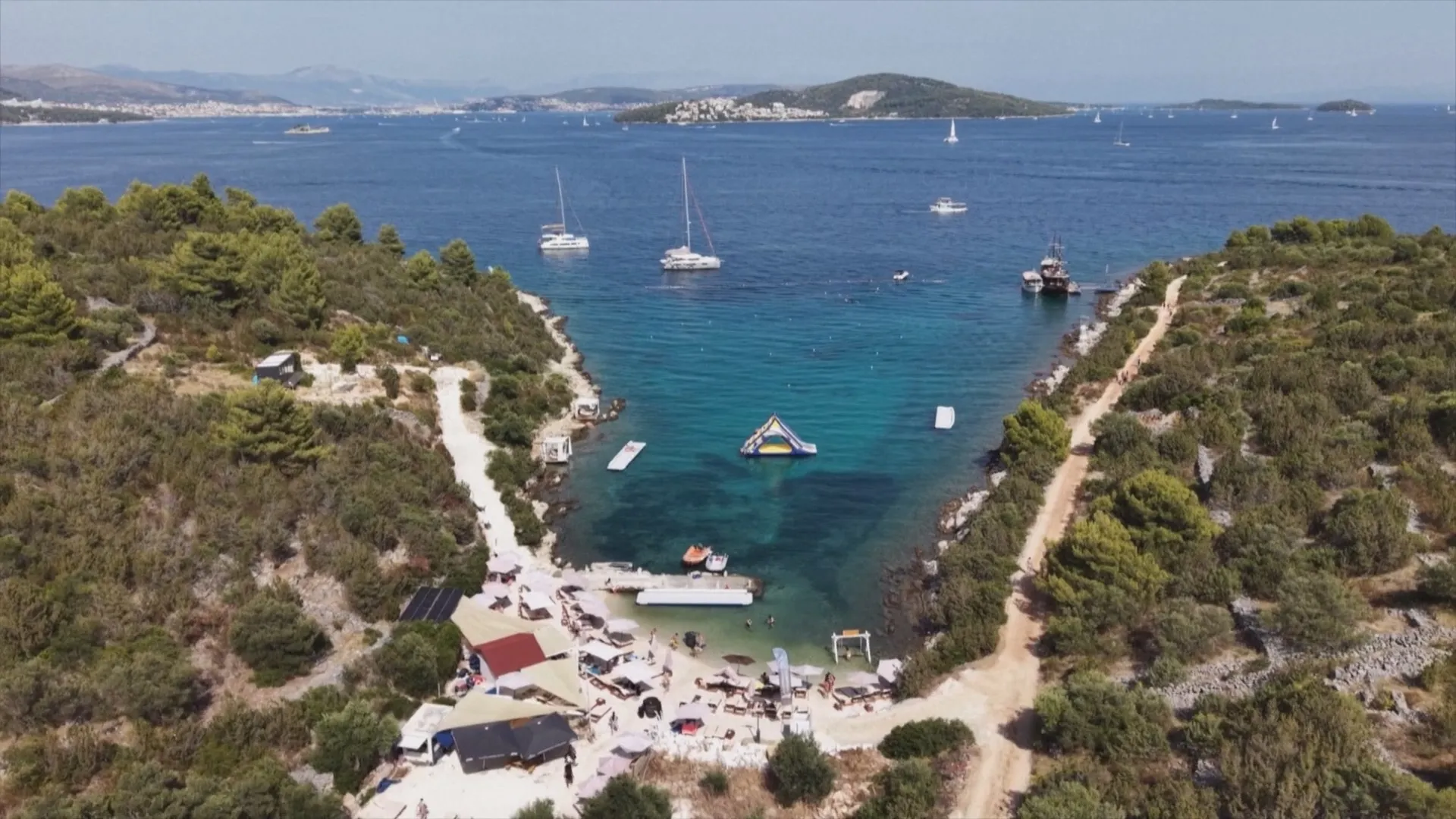 Croatia: Xuống đáy biển ngắm tác phẩm điêu khắc - Ảnh 4. Croatia: Xuống đáy biển ngắm tác phẩm điêu khắc - Ảnh 4.