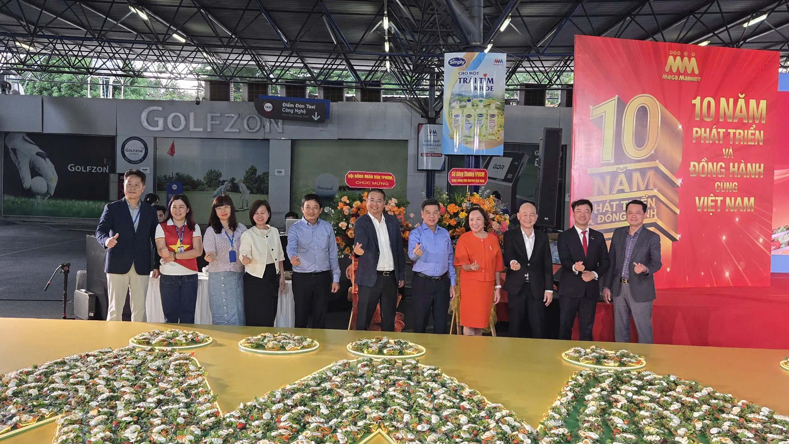 Chúc mừng cùng logo xác lập kỷ lục Việt Nam tại lễ kỷ niệm 10 năm MMVN định hình và phát triển - Ảnh Bá Nam