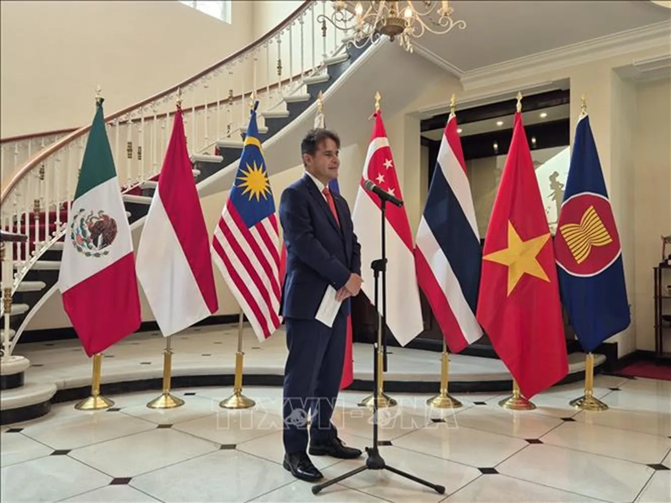 Đại diện Bộ Ngoại giao Mexico, Tổng Vụ trưởng phụ trách châu Á - Thái Bình Dương Fernando González Saiffe phát biểu tại sự kiện - Ảnh: TTXVN