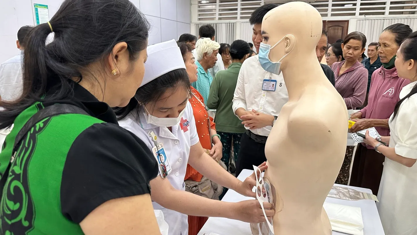 Điều dưỡng hướng dẫn cho người thân cách chăm sóc