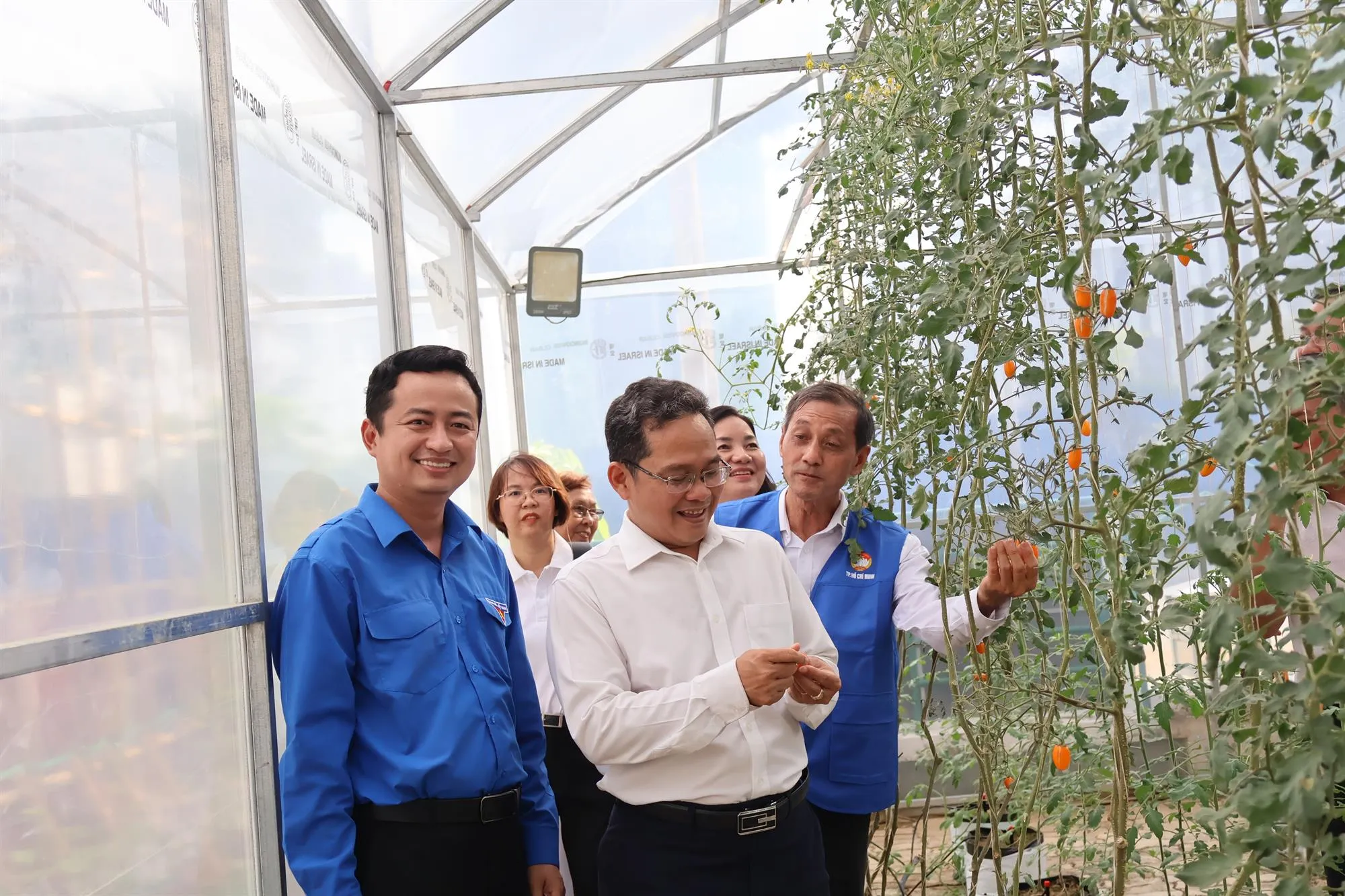 Các đại biểu tham quan Trạm thu hồi vật liệu tái chế (MRF) - Ảnh Kim Anh