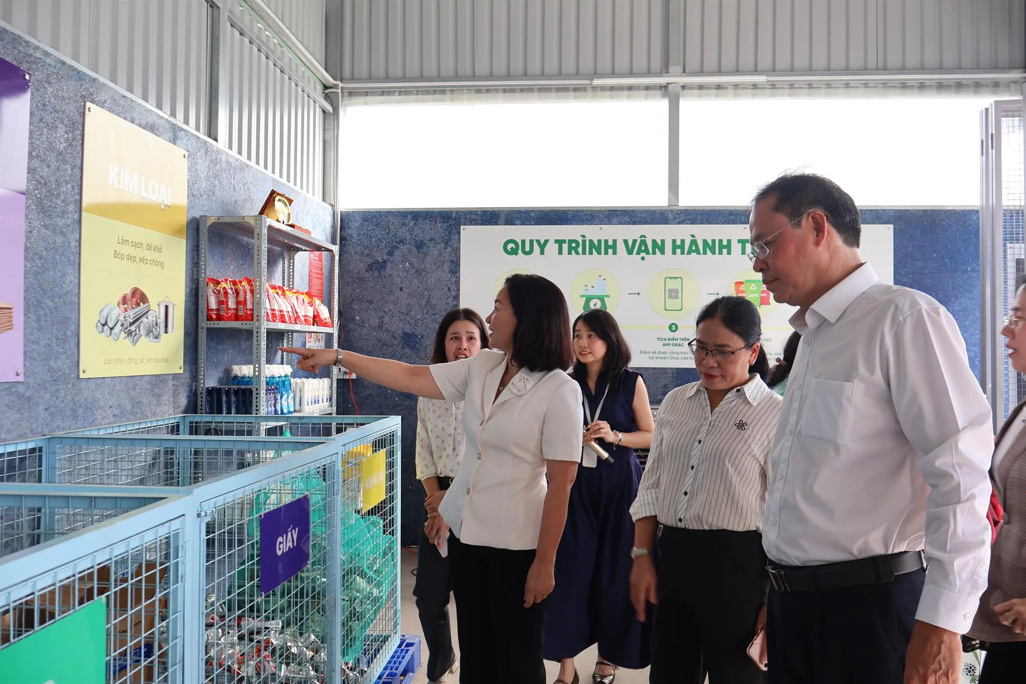 Các đại biểu tham quan Trạm thu hồi vật liệu tái chế (MRF) - Ảnh Kim Anh