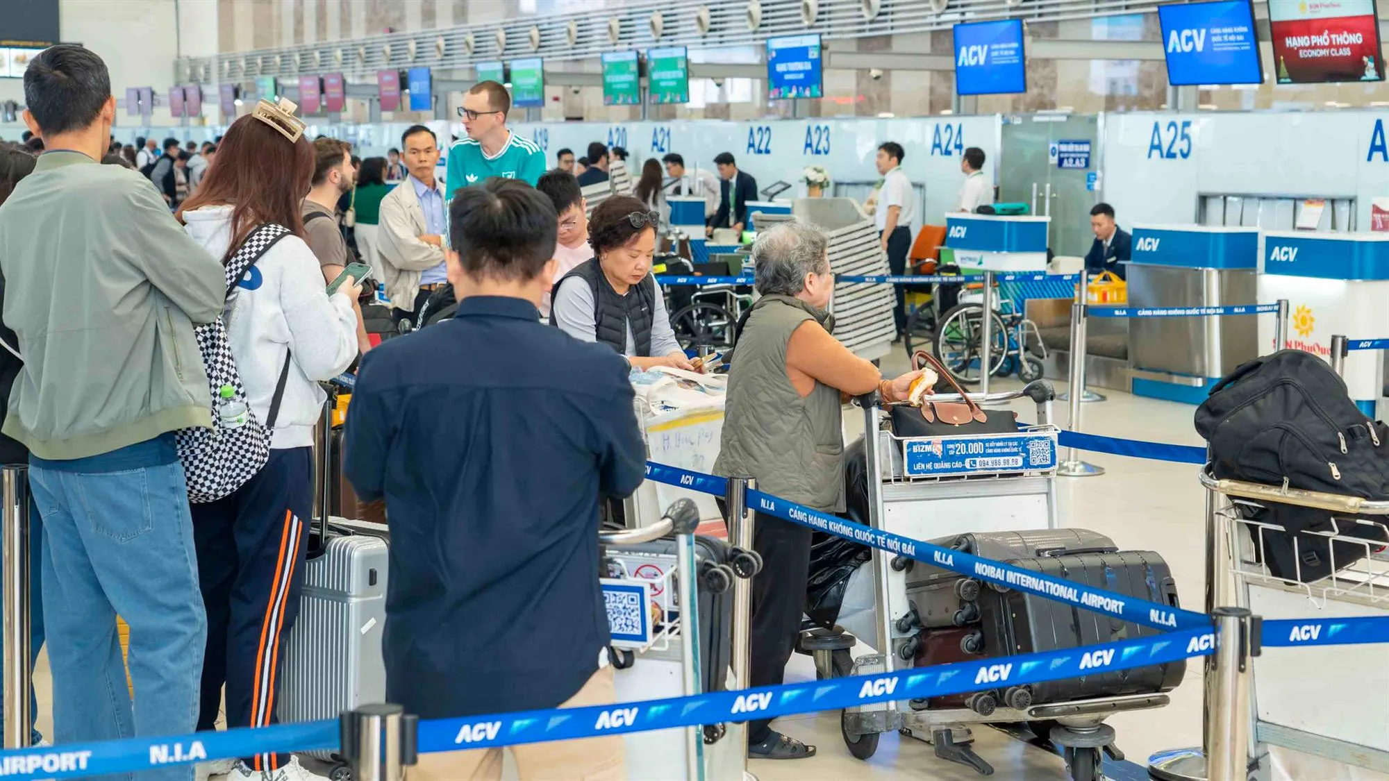 Hành khách xếp hàng làm thủ tục tại Cảng Hàng không quốc tế Nội Bài - Ảnh: Cảng Hàng không quốc tế Nội Bài