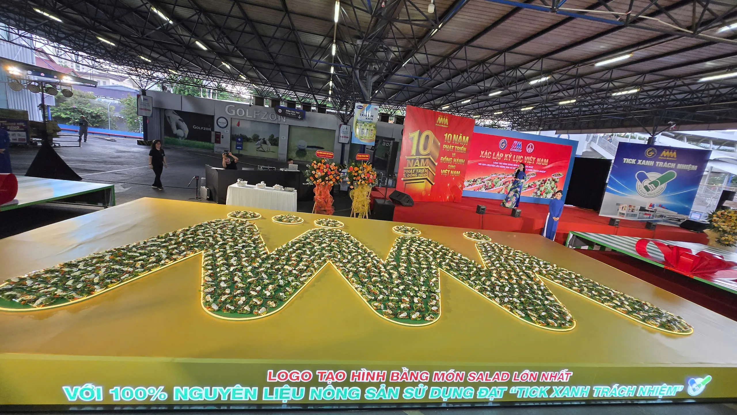 Logo tạo hình bằng món salad lớn nhất với 100% nguyên liệu nông sản sử dụng đạt tick xanh trách nhiệm - Ảnh Bá Nam