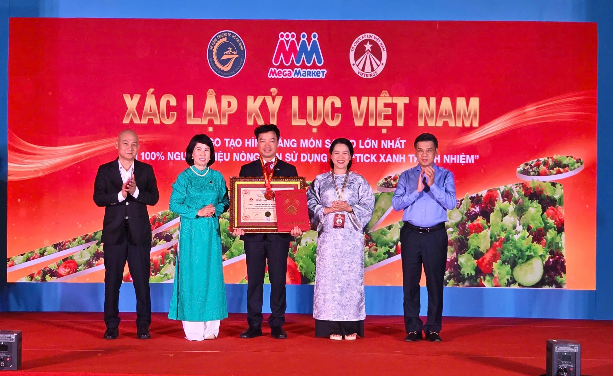 MM Mega Market Việt Nam xác lập kỷ lục Việt Nam - Logo tạo hình bằng món salad lớn nhất với 100% nguyên liệu nông sản sử dụng đạt tick xanh trách nhiệm - Ảnh Bá Nam