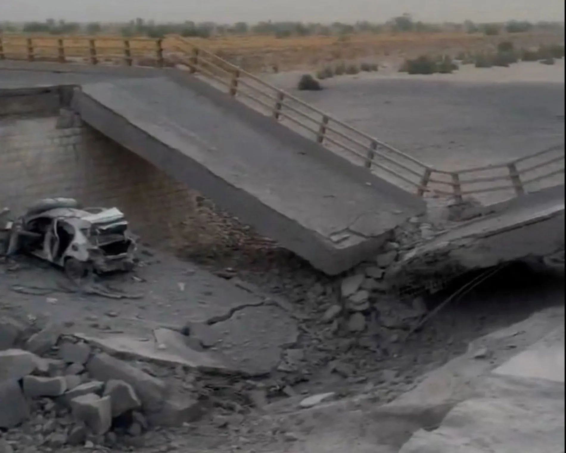 Cây cầu bị hư hại ở thành phố Bandar Khamir, tỉnh Hormozgan, Iran, sau các cuộc không kích của Mỹ ngày 17/07/2026 (Ảnh: The Guardian)