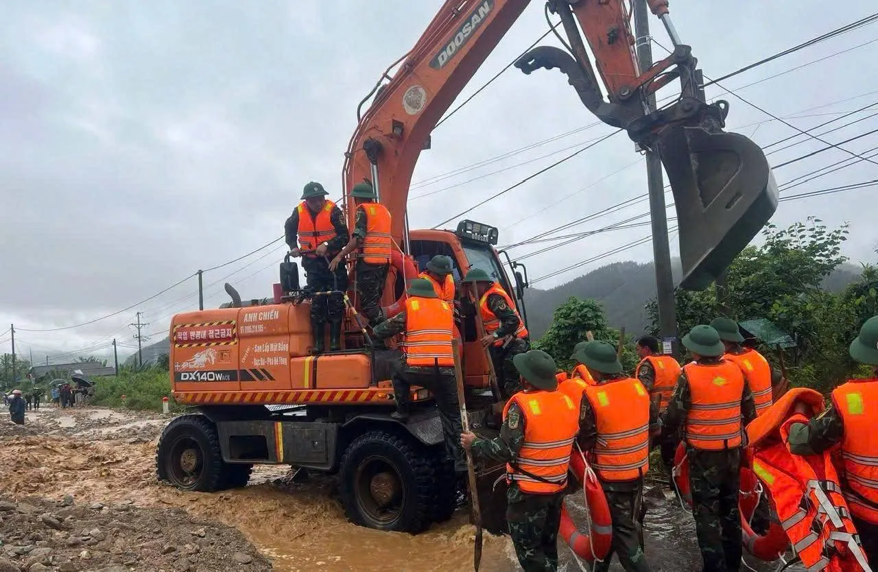 Nhiều phương tiện của người dân bị dòng nước cùng bùn đất cuốn trôi, tàn phá (Ảnh: Bộ CHQS Lai Châu)