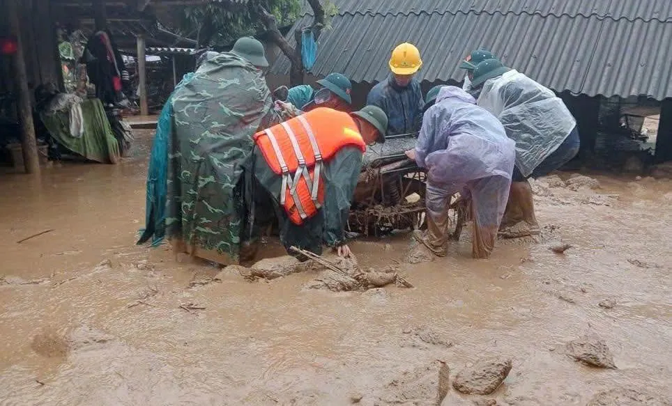 Nhiều phương tiện của người dân bị dòng nước cùng bùn đất cuốn trôi, tàn phá (Ảnh: Bộ CHQS Lai Châu)