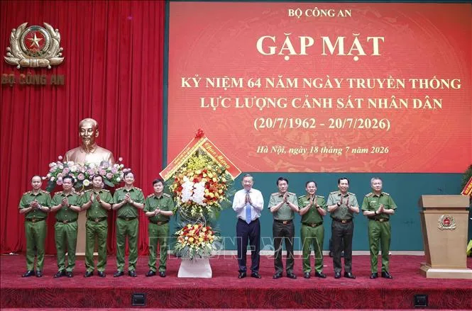 Tổng Bí thư, Chủ tịch nước Tô Lâm tặng hoa chúc mừng lực lượng Cảnh sát nhân dân (Ảnh: Thống Nhất/TTXVN) Tổng Bí thư, Chủ tịch nước Tô Lâm tặng hoa chúc mừng lực lượng Cảnh sát nhân dân (Ảnh: Thống Nhất/TTXVN)