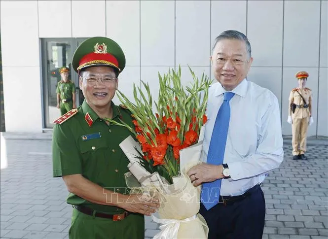 Thượng tướng Nguyễn Văn Long, Ủy viên Trung ương Đảng, Ủy viên Thường vụ Đảng ủy Công an Trung ương, Thứ trưởng Bộ Công an, Thủ trưởng Cơ quan Cảnh sát Điều tra Bộ Công an tặng hoa Tổng Bí thư, Chủ tịch nước Tô Lâm (Ảnh: Thống Nhất/TTXVN) Thượng tướng Nguyễn Văn Long, Ủy viên Trung ương Đảng, Ủy viên Thường vụ Đảng ủy Công an Trung ương, Thứ trưởng Bộ Công an, Thủ trưởng Cơ quan Cảnh sát Điều tra Bộ Công an tặng hoa Tổng Bí thư, Chủ tịch nước Tô Lâm (Ảnh: Thống Nhất/TTXVN)
