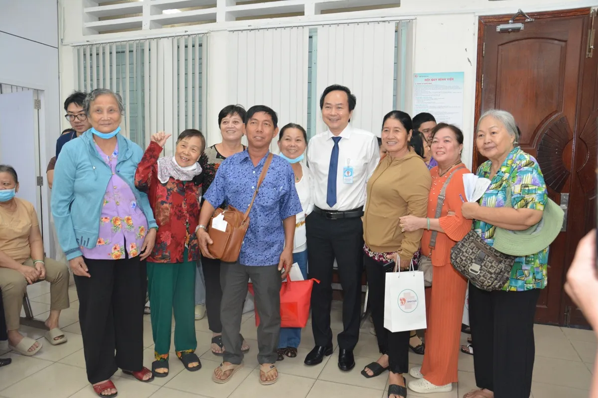 TS Nguyễn Phú Hữu và các bệnh nhân đến tham gia Câu lạc bô