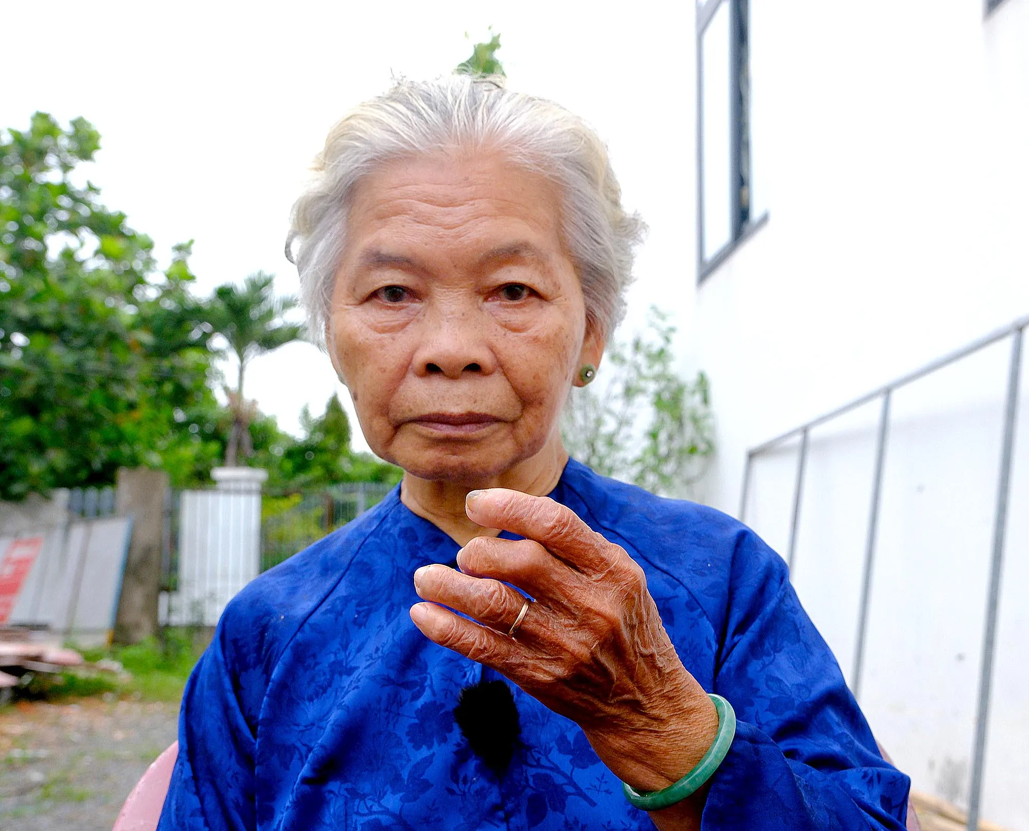 Bà Nguyễn Thị Lệ với chiếc nhẫn và đôi bông tai được mẹ ruột của liệt sĩ Huỳnh Văn Quên tặng để nhận làm con dâu khi hay tin liệt sĩ hy sinh - Ảnh: Sơn Lâm - TTO