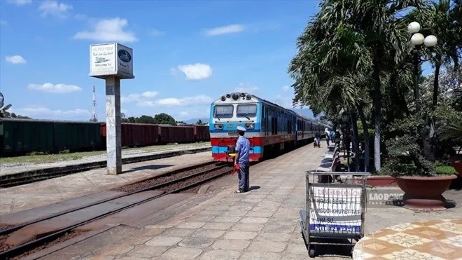 Hành khách phản ánh việc thu phí xe đẩy 50.000 đồng/lượt ở Ga Tháp Chàm - Ảnh 1. Công dân phản ánh về việc thu phí xe đẩy hành lý tại Ga Tháp Chàm (Ảnh: Hữu Long)