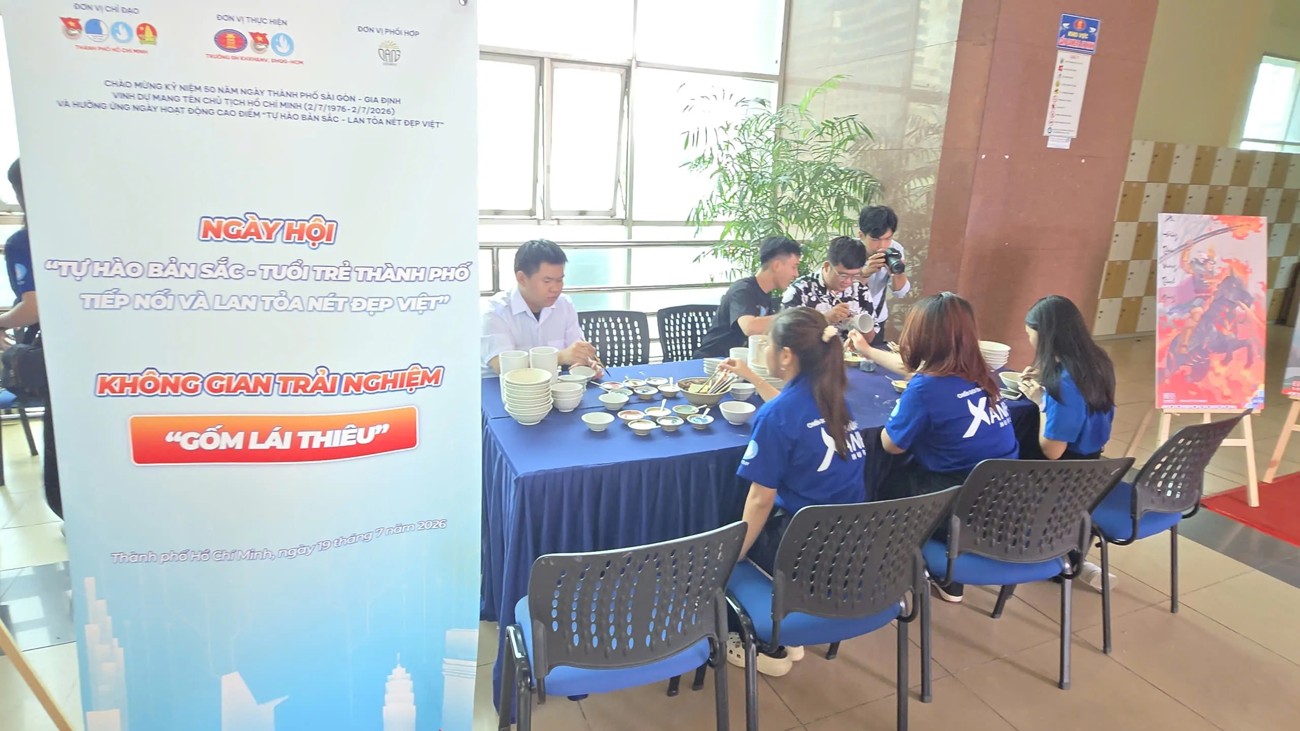 Các bạn đoàn viên, thanh niên tham gia trải nghiệm không gian %22Gốm Lái Thiêu%22 - Ảnh Bá Nam