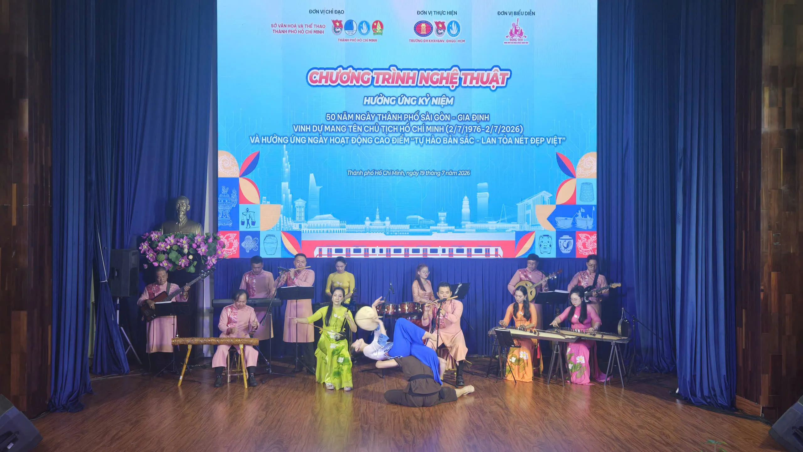 Chương trình nghệ thuật trình diễn tiết mục nhạc cụ dân tộc của Nhà hát Bông Sen - Ảnh Bá Nam