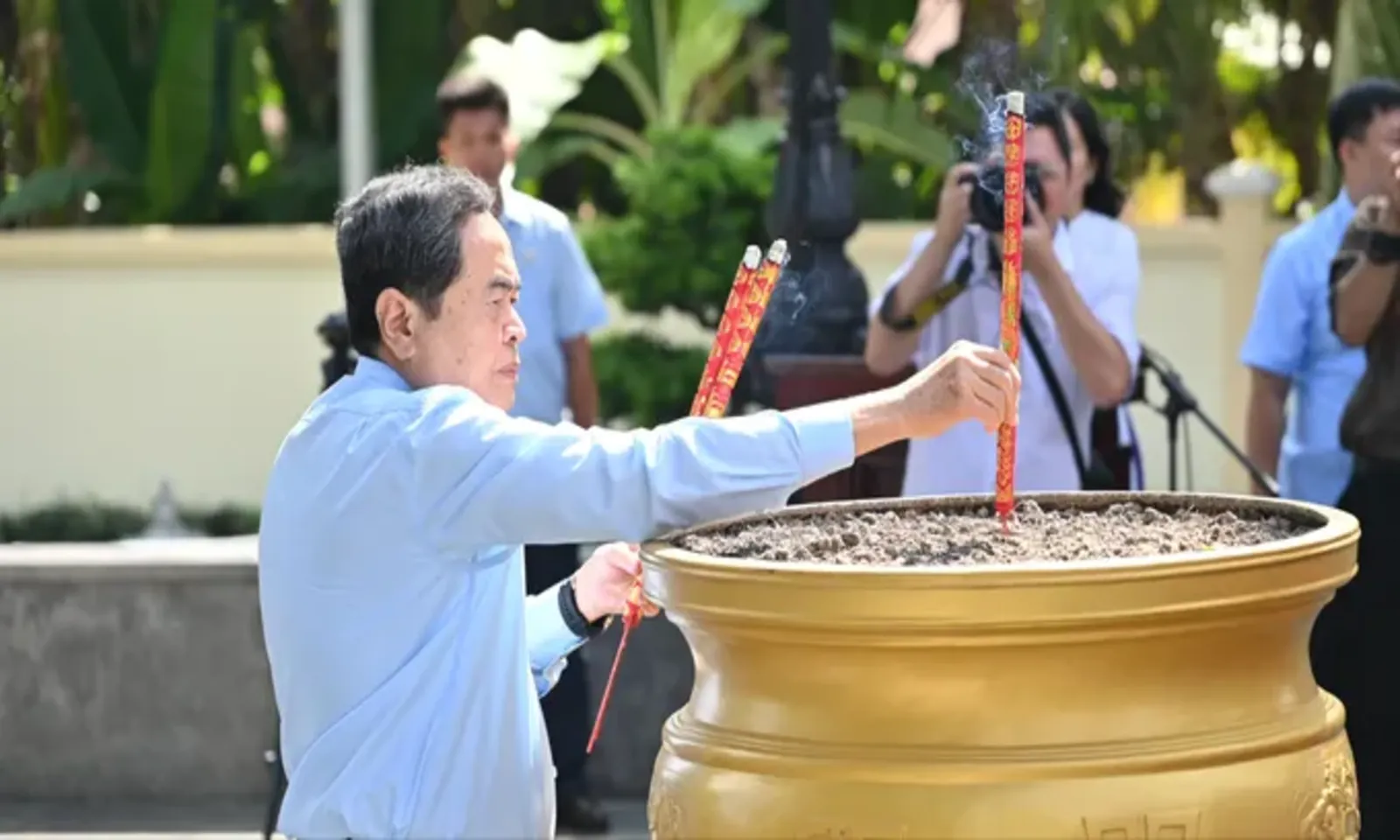 Chủ tịch Quốc hội Trần Thanh Mẫn dâng hương tri ân Anh hùng liệt sĩ Võ Thị Sáu - Ảnh 1