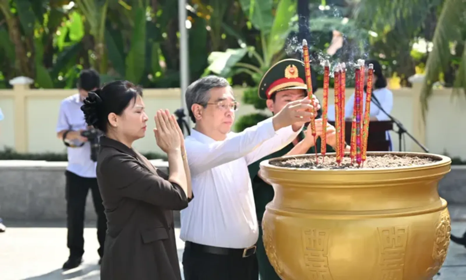 Chủ tịch Quốc hội Trần Thanh Mẫn dâng hương tri ân Anh hùng liệt sĩ Võ Thị Sáu - Ảnh 2