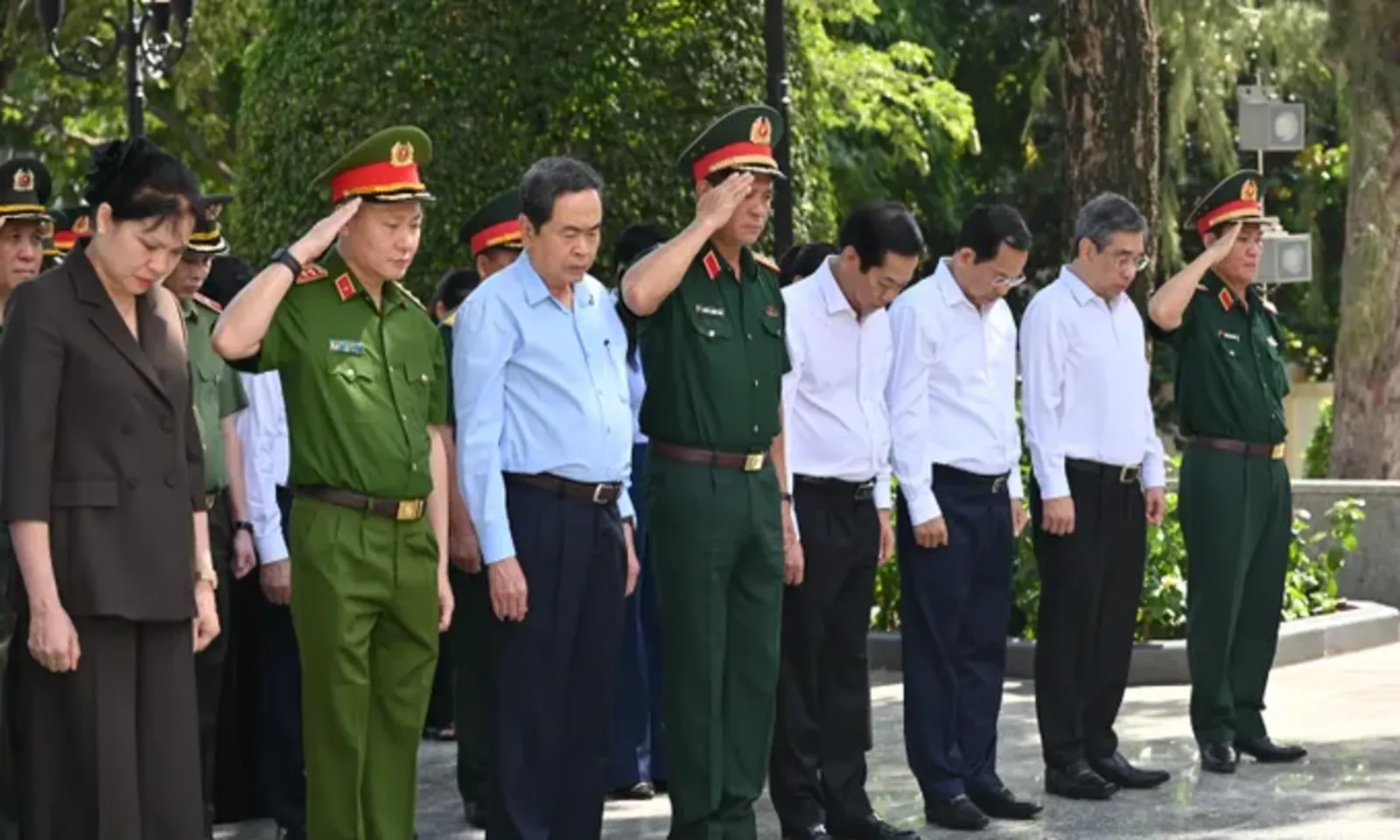 Chủ tịch Quốc hội Trần Thanh Mẫn dâng hương tri ân Anh hùng liệt sĩ Võ Thị Sáu - Ảnh 3