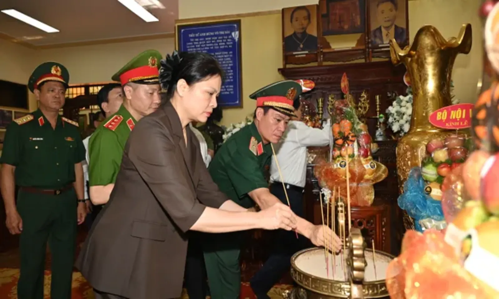 Chủ tịch Quốc hội Trần Thanh Mẫn dâng hương tri ân Anh hùng liệt sĩ Võ Thị Sáu - Ảnh 6