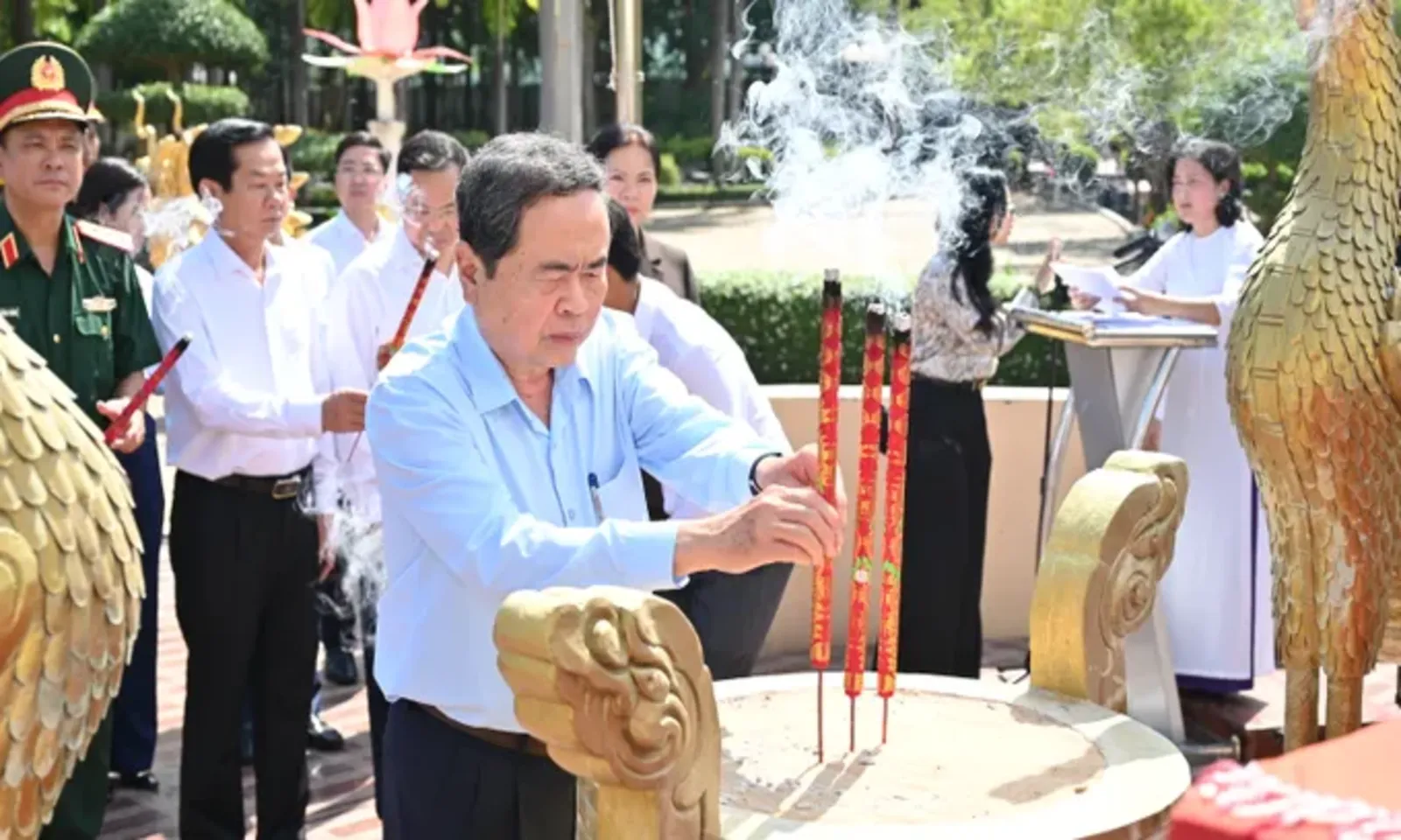 Chủ tịch Quốc hội Trần Thanh Mẫn dâng hương tri ân Anh hùng liệt sĩ Võ Thị Sáu - Ảnh 7
