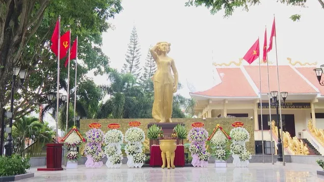 Chủ tịch Quốc hội viếng nghĩa trang và tượng đài Anh hùng Lực lượng vũ trang Nhân dân Võ Thị Sáu - Ảnh 1