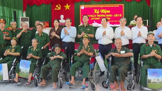 Chủ tịch Quốc hội viếng nghĩa trang và tượng đài Anh hùng Lực lượng vũ trang Nhân dân Võ Thị Sáu - Ảnh 3