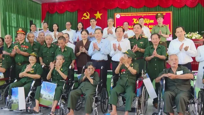 Chủ tịch Quốc hội viếng nghĩa trang và tượng đài Anh hùng Lực lượng vũ trang Nhân dân Võ Thị Sáu - Ảnh 4