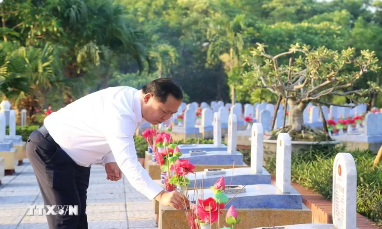 Đảng ủy Mặt trận Tổ quốc dâng hương tưởng niệm Anh hùng liệt sỹ tại Quảng Trị - Ảnh 1