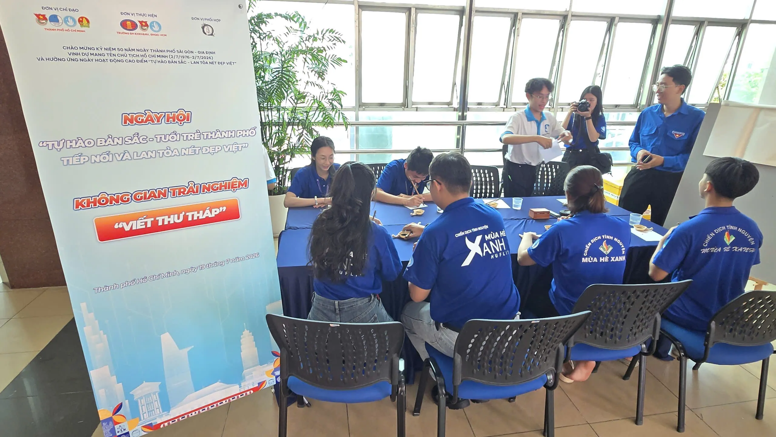 Đoàn viên thanh niên trải nghiệm không gian %22Viết thư pháp%22 - Ảnh Bá Nam