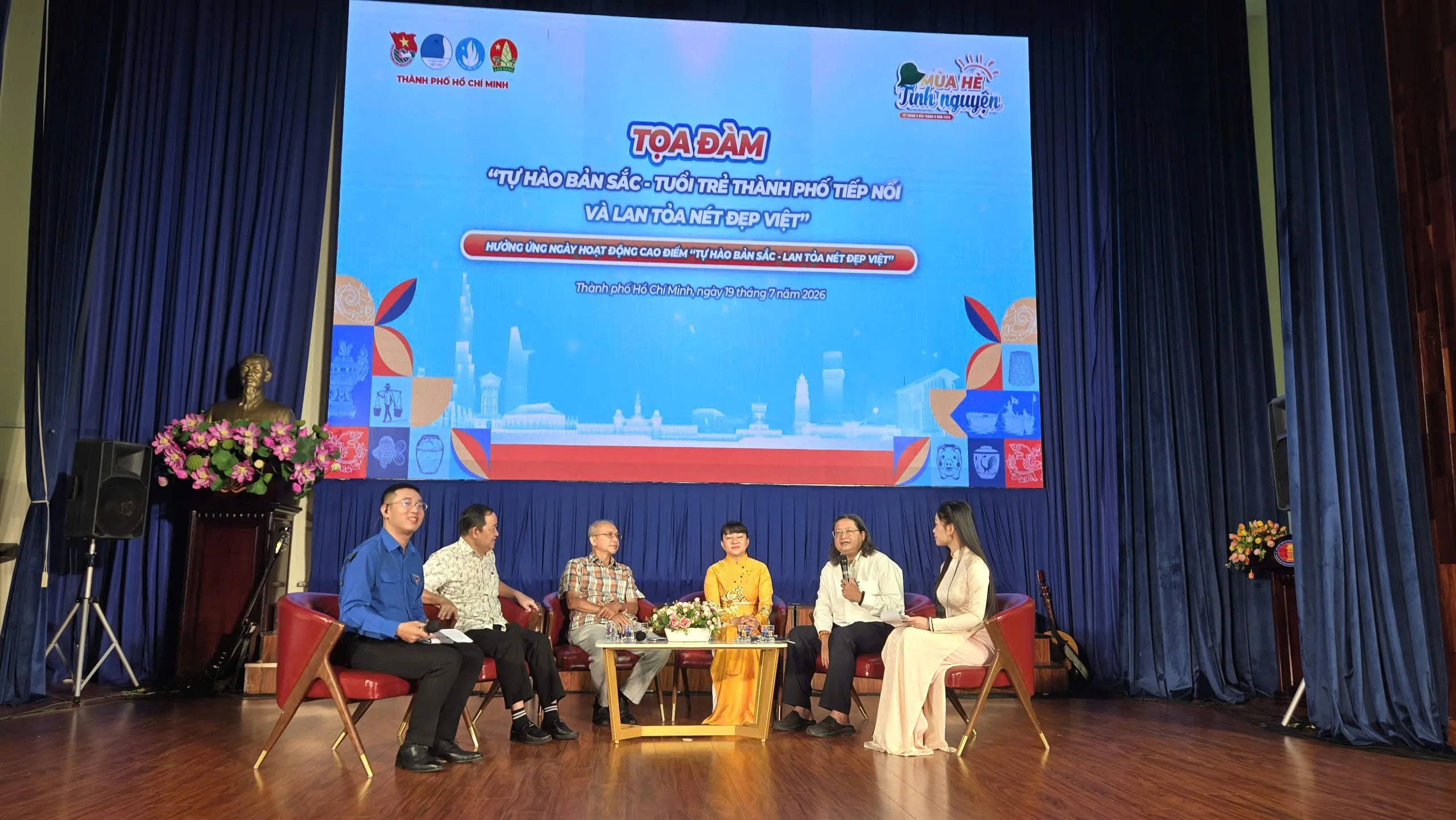 Hoạt động talk show %22Tự hào bản sắc - Tuổi trẻ thành phố tiếp nối và lan toả nét đẹp Việt%22 - Ảnh Bá Nam