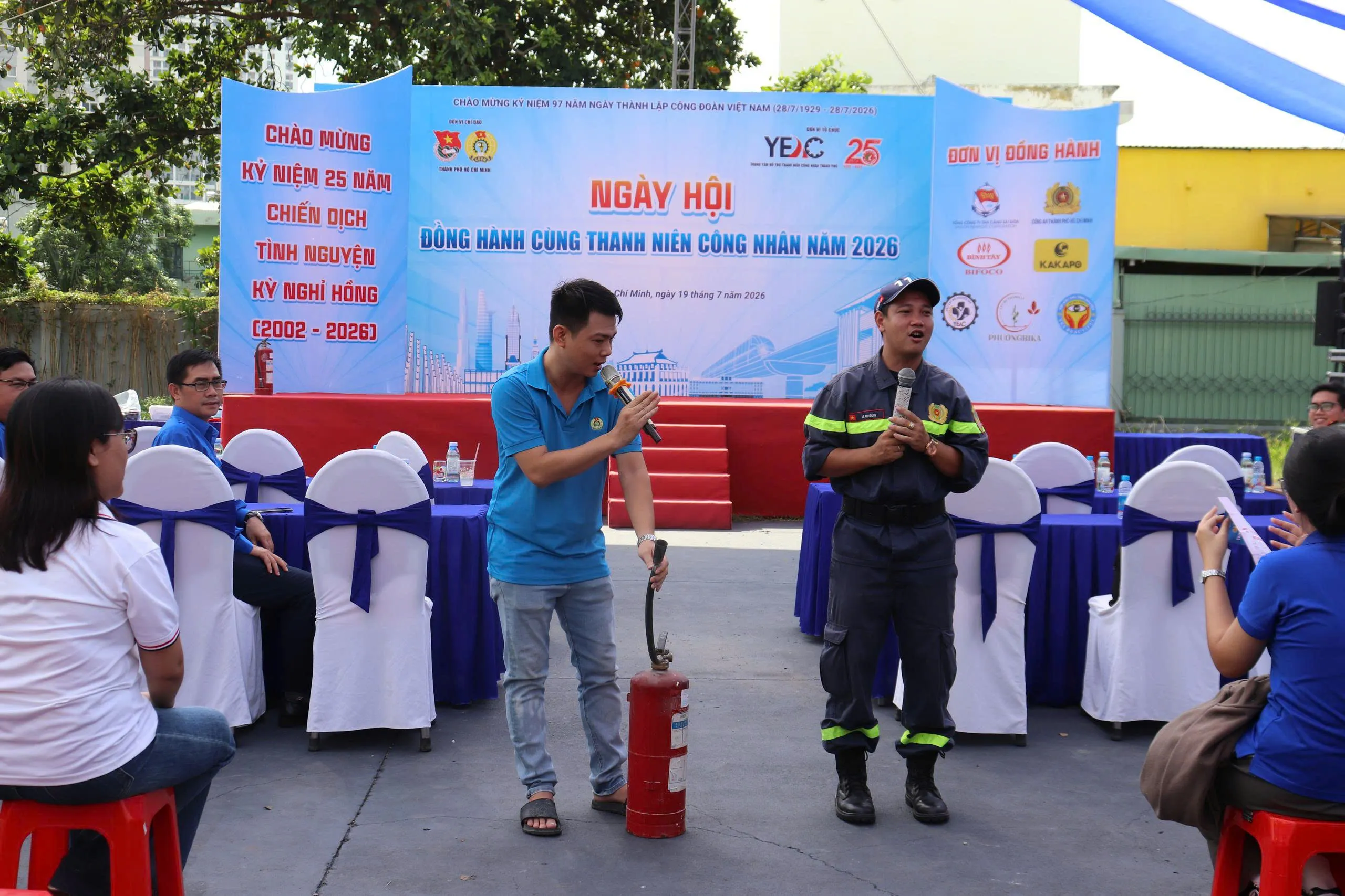 Hướng dẫn thanh niên công nhân cách phòng cháy và sử dụng bình chữa cháy - Ảnh Bá Nam