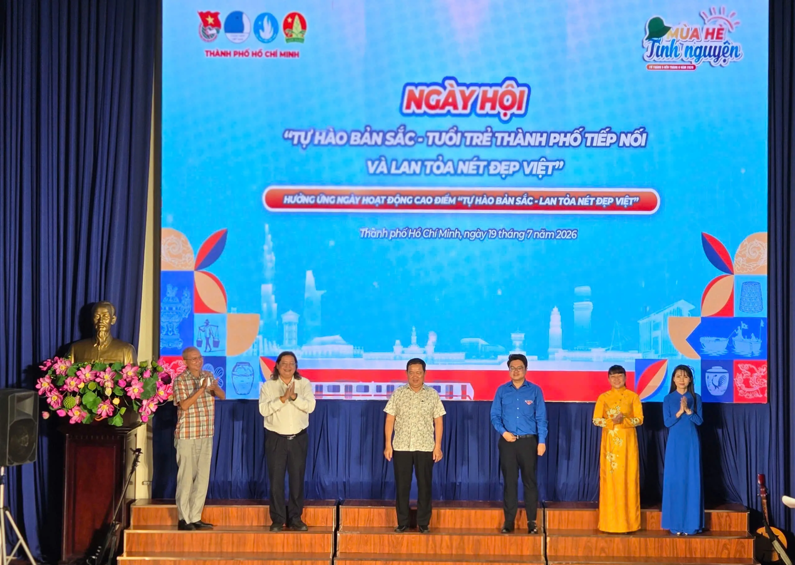 Nghi thức khai mạc Ngày hội %22Tự hào bản sắc - Tuổi trẻ Thành phố tiếp nối và lan tỏa nét đẹp Việt%22 - Ảnh Bá Nam