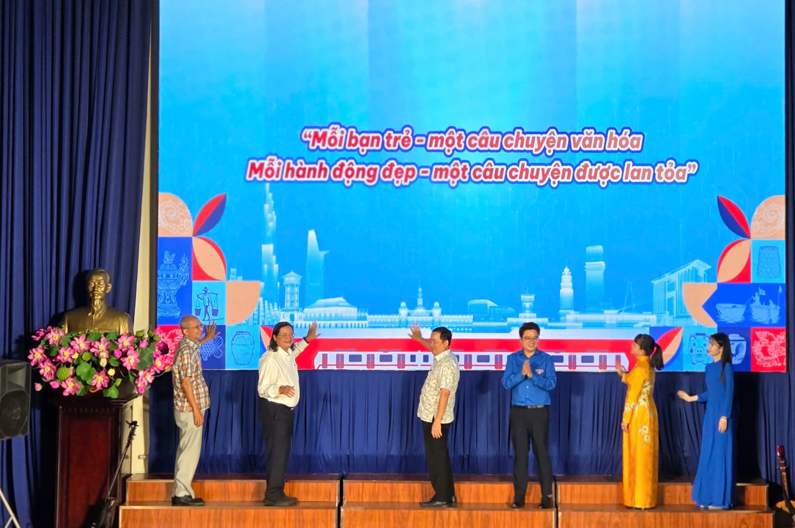 Nghi thức khởi động %22Chạm để lan toả nét đẹp Việt%22 - Ảnh Bá Nam