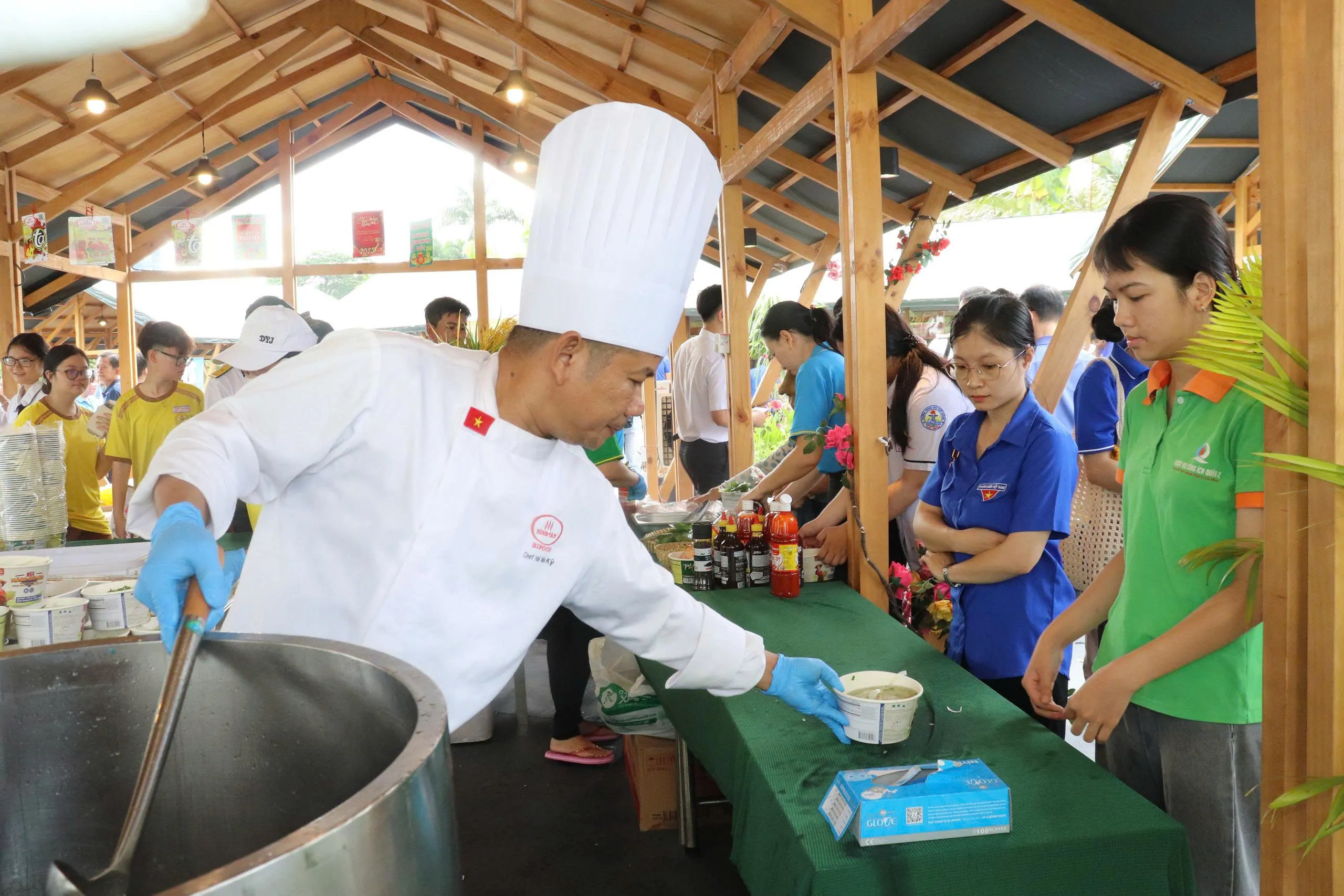 Thanh niên, công nhân được thưởng thức hương vị phở Việt Nam - Ảnh Bá Nam