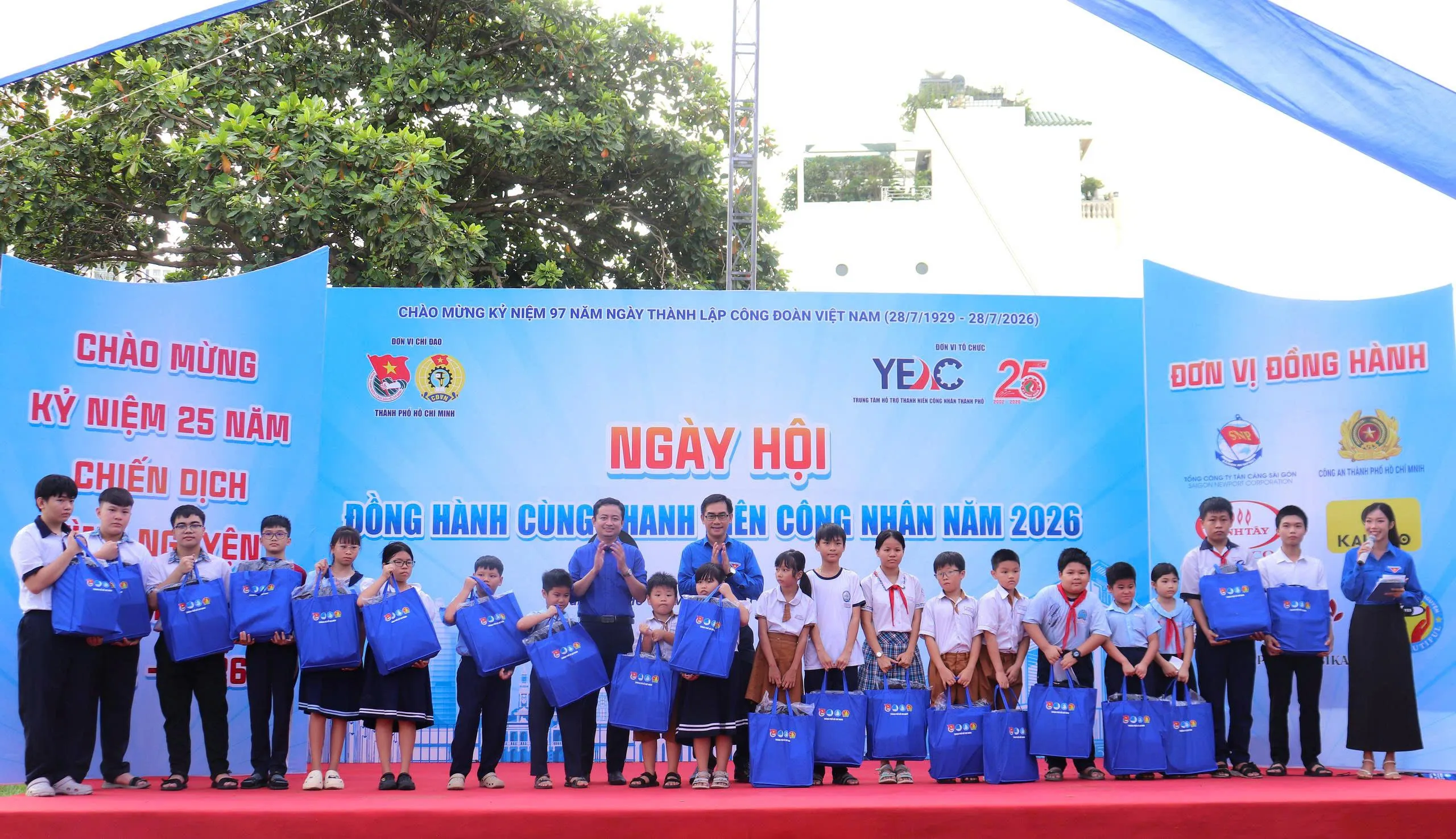 Trao quà hỗ trợ thiếu nhi là con em thanh niên công nhân có hoàn cảnh khó khăn trên địa bàn phường Bình Trưng - Ảnh Bá Nam