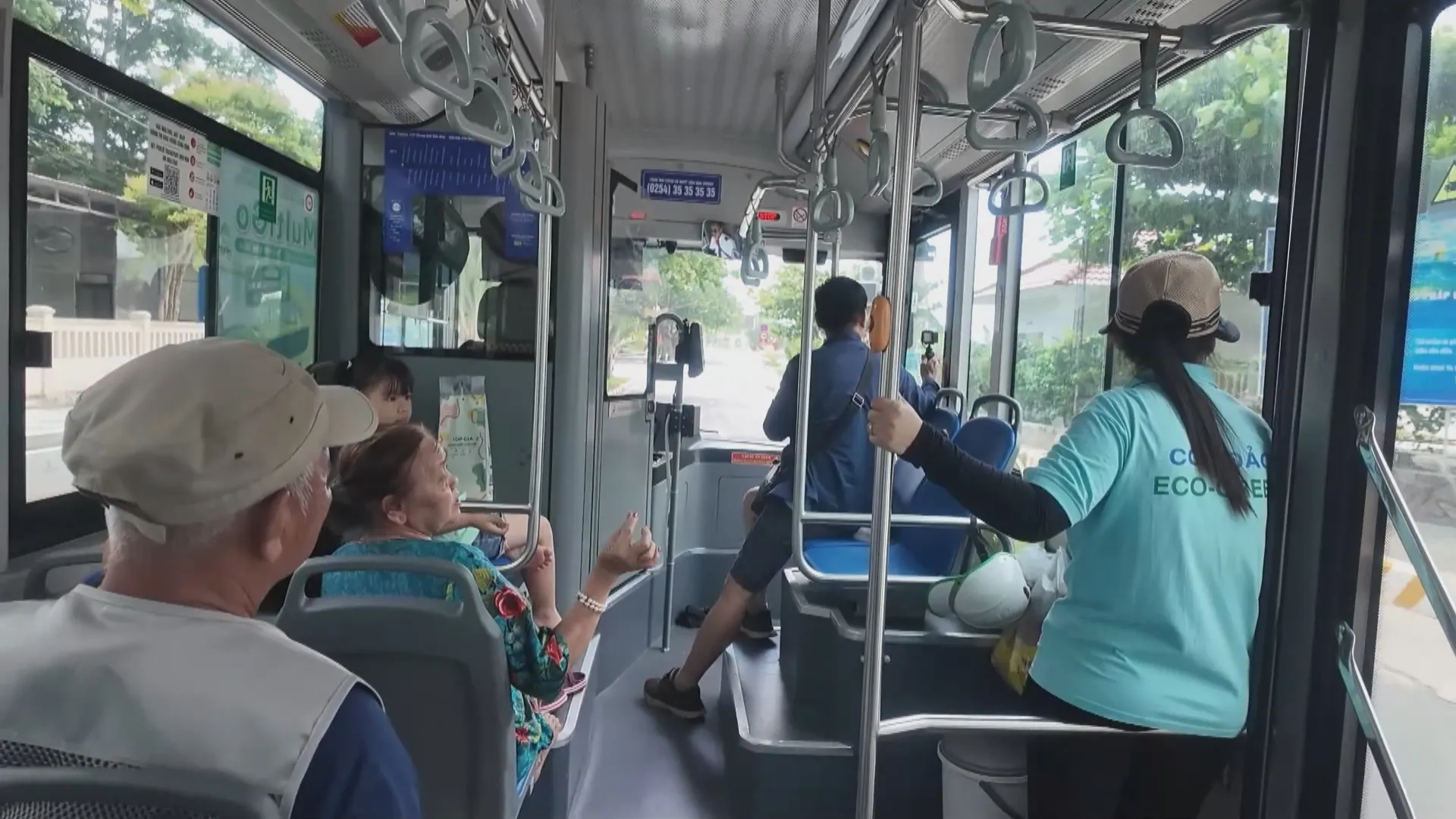 Người dân Đặc khu Côn Đảo phấn khởi vì được miễn phí xe buýt điện - Ảnh 1.