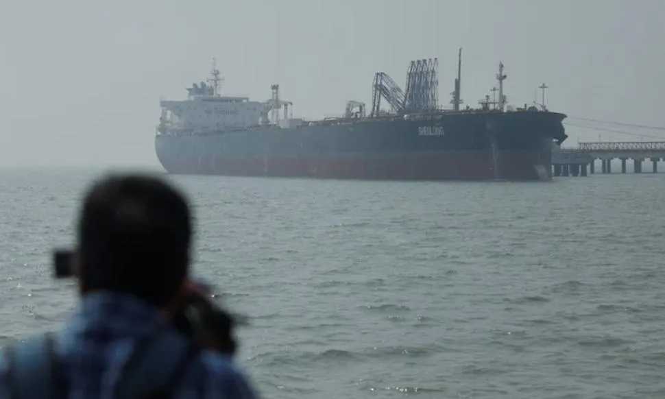 Nổ hai tàu dầu ở eo Hormuz, giá dầu bật tăng mạnh