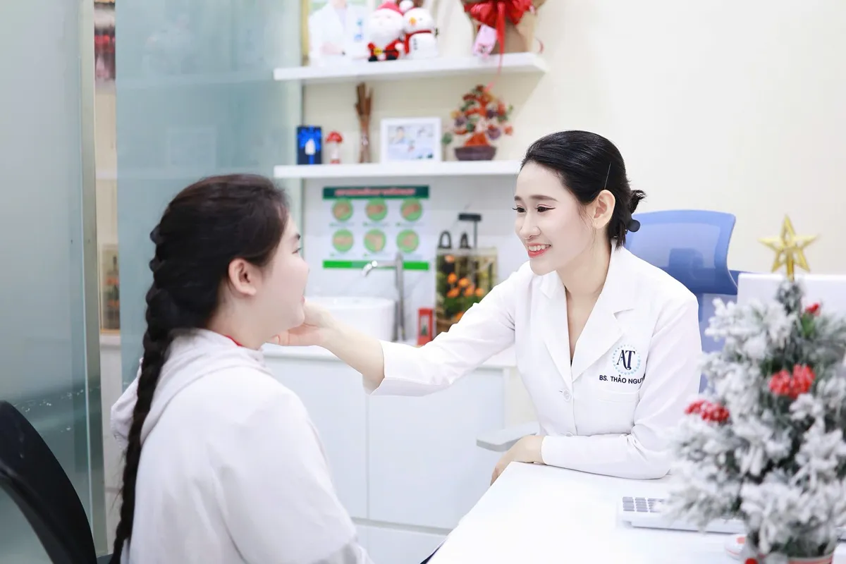 Bác sĩ Thảo Nguyên khám và tư vấn cho bệnh nhân