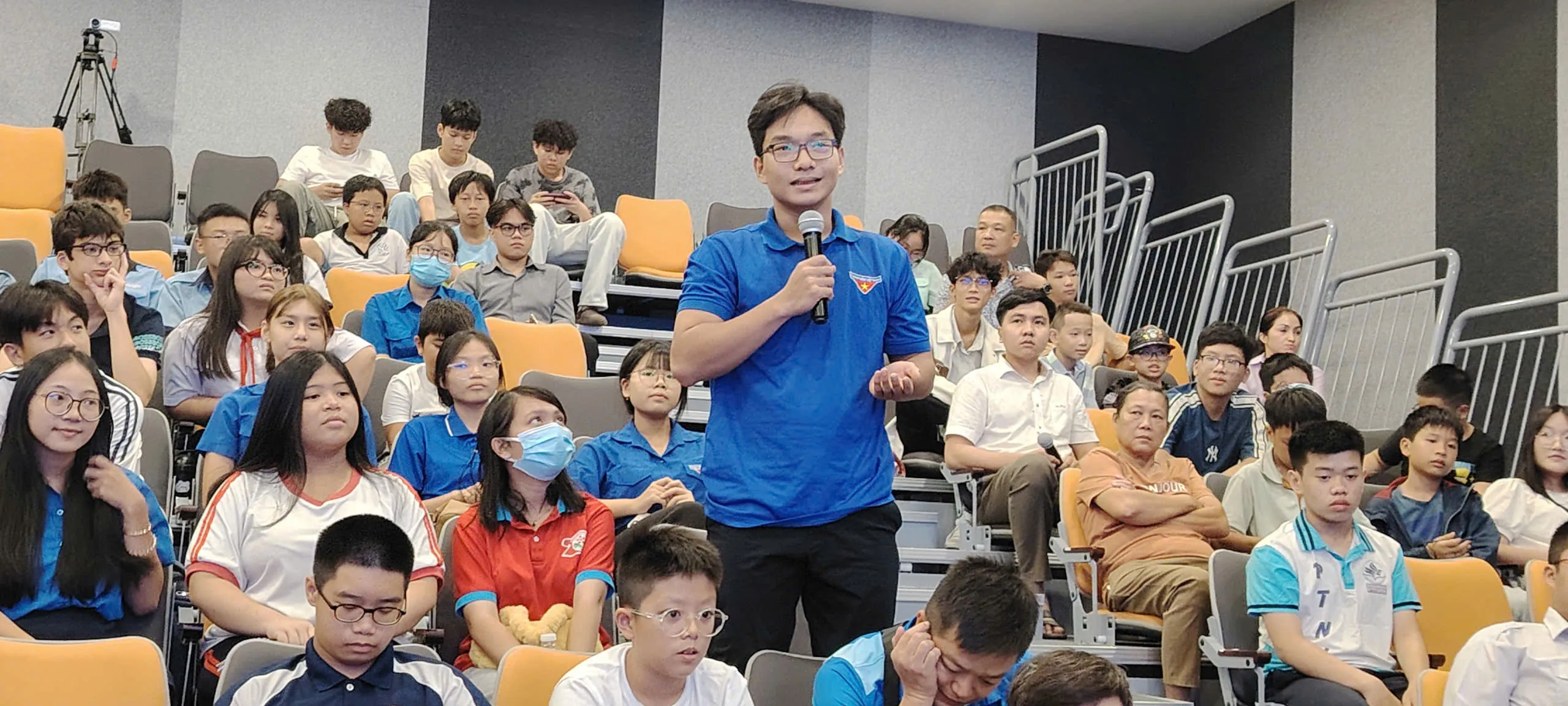 Các bạn sinh viên đặt câu hỏi thắc mắc của mình về nội dung cũng như quy tắc của hội thi - Ảnh Bá Nam