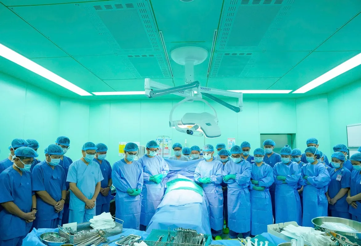 Các y bác sĩ dành phút mặc niệm, cúi đầu tưởng niệm người hiến và bày tỏ lòng biết ơn sâu sắc đối với nghĩa cử trao tặng sự sống