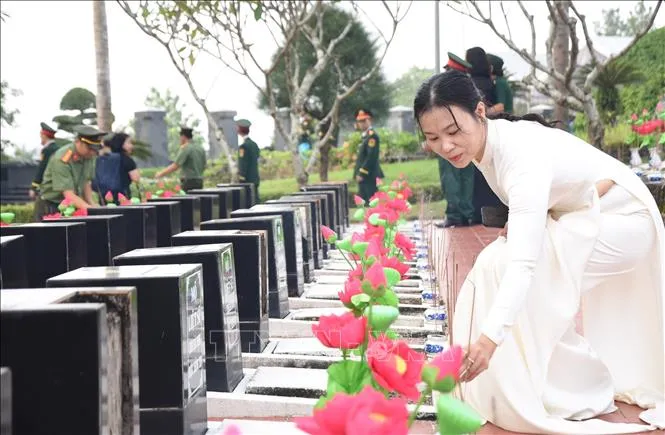 Thắp nhang tri ân liệt sỹ tại Nghĩa trang liệt sỹ Bình Phước.