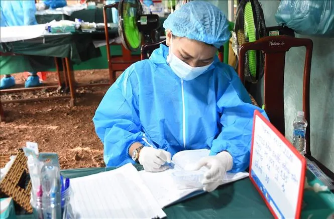Cán bộ y tế kiểm tra, ghi nhận thông tin các mẫu hài cốt liệt sĩ theo đúng quy trình trước khi lấy mẫu ADN phục vụ công tác xác định danh tính.