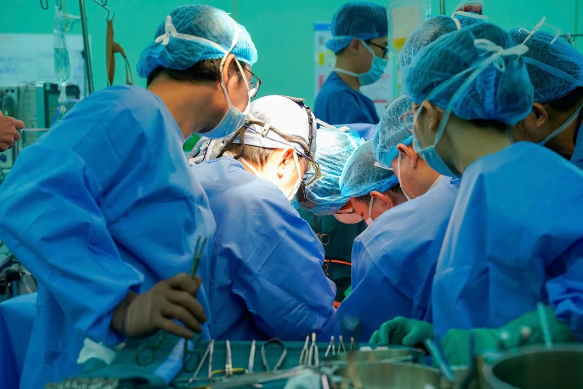 Ê-kíp ghép gan thực hiện ca phẫu thuật cho người bệnh nữ 61 tuổi mắc ung thư biểu mô tế bào gan