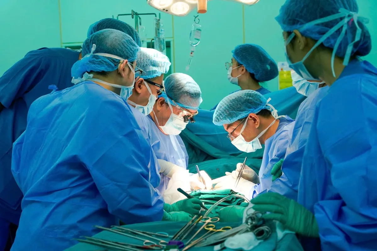 Ê-kíp ghép thận triển khai phẫu thuật cho người bệnh mắc suy thận giai đoạn cuối