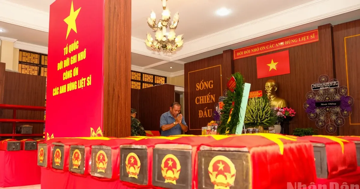 Khách thập phương thành kính tri ân các Anh hùng liệt sĩ tại Công viên Lê Thị Riêng