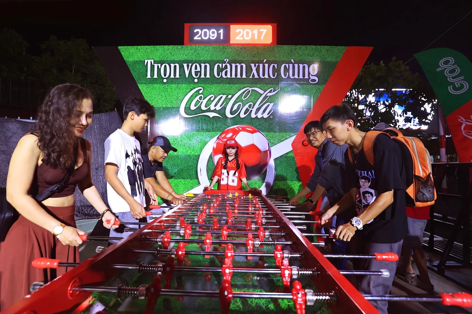 Nhiều fan hâm mộ bóng đá hứng khởi khởi động trước giờ bóng lăn