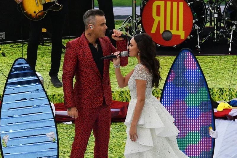voh-bieu-dien-o-chung-ket-world-cup-2026-robbie-williams-gay-tranh-cai-1
