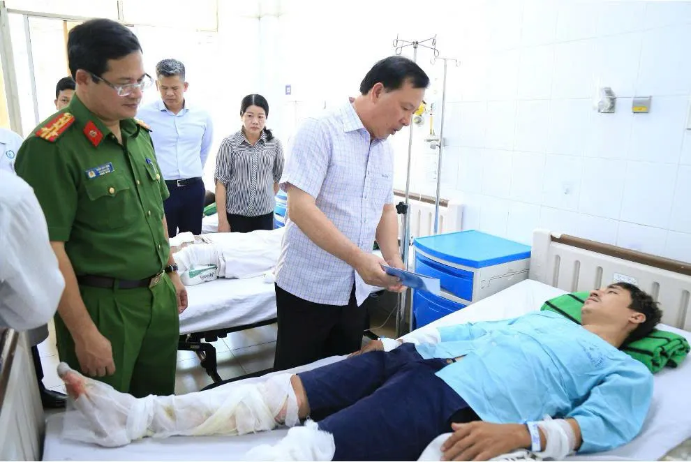 Phó Bí thư Thành ủy, Chủ tịch UBND thành phố Đồng Nai Nguyễn Văn Út thăm hỏi, động viên các nạn nhân và gia đình